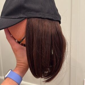 Women’s wig: black hat with brown hair